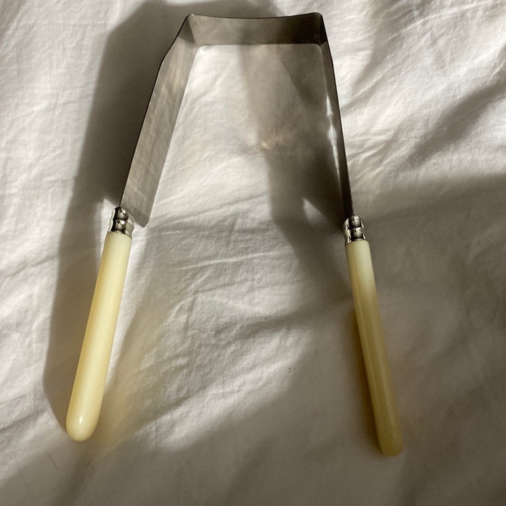 Kake- Kut’r Stainless Steel Cake / Pie Cutter